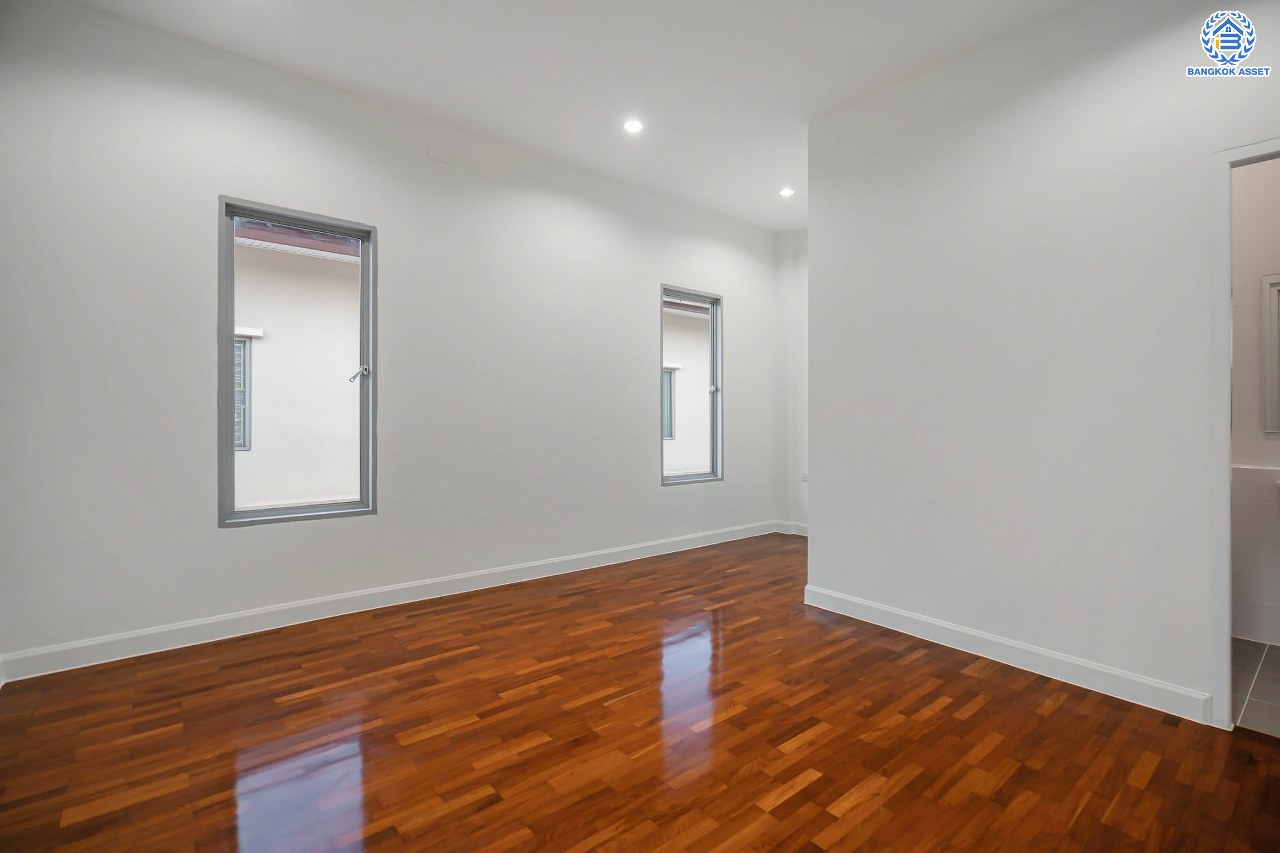 บ้านมือสองตกแต่งใหม่ ดีไซน์สวย โครงการ นนทรีพลัส บางกรวย เนื้อที่ 20 ตร.ว. ฟังก์ชัน 4 ห้องนอน 3 ห้องน้ำ จอดรถได้ 1 คัน รองรับทุกกิจกรรม บนทำเลเชื่อมต่อหลายเส้นทาง ใกล้จุดขึ้นทางด่วน "ประจิมรัถยา" และรถไฟฟ้าสายสีแดง "สถานีบางบำหรุ"